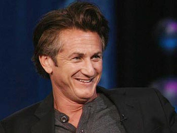 Sean Penn honored Mickey Rourke in his Oscar acceptance speech.