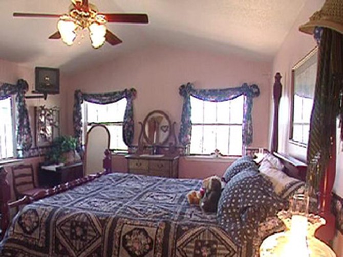 Nate Berkus tackles a matchy-matchy country bedroom.