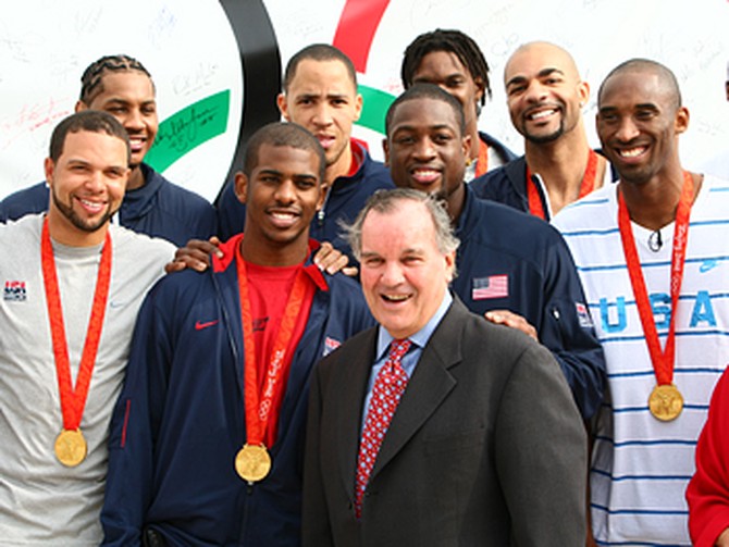 Mayor Daley poses with the mens basketball team.