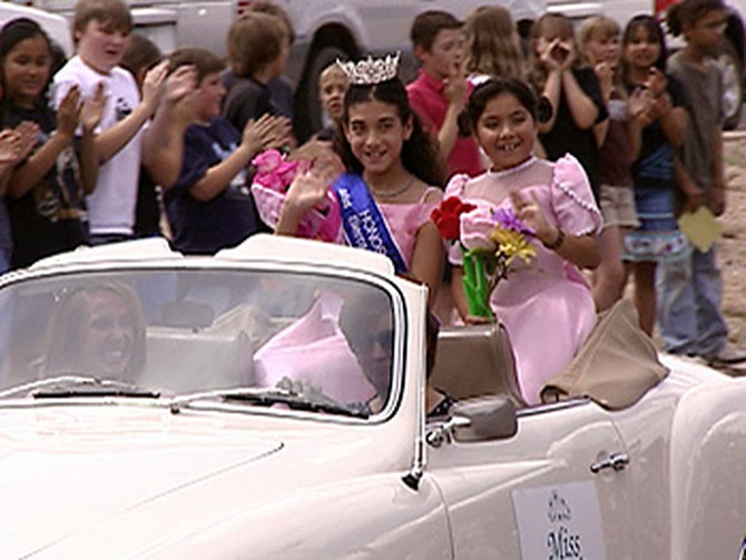 Alysianna and her sister in the Sierra Vista parade.