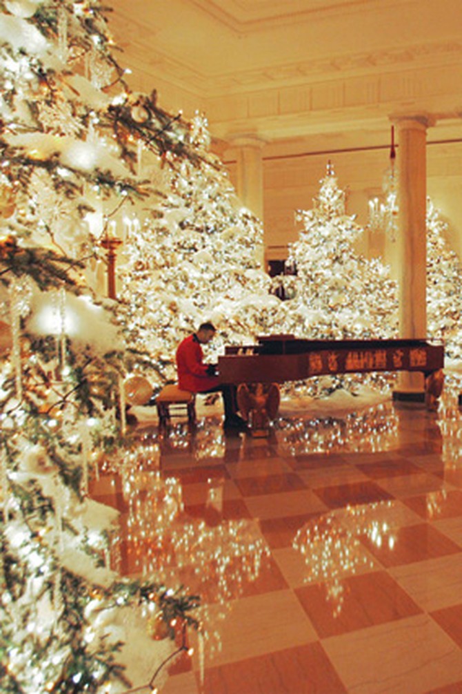 A Marine Band pianist plays in the Grand Foyer.