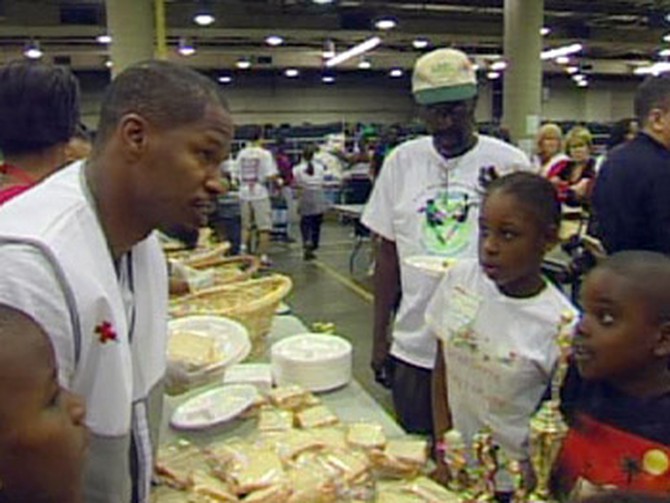 Jamie Foxx helps Hurricane Katrina evacuees