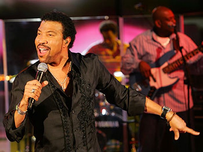 Lionel Richie sings 'Dancing on the Ceiling'