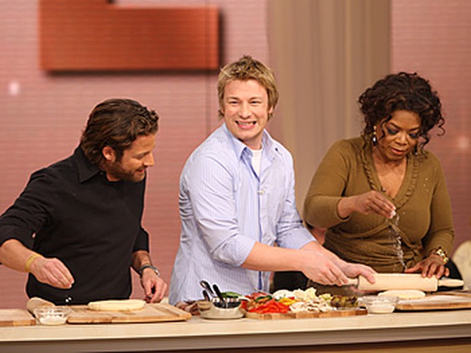 Jamie Oliver shows Oprah and Nate how to make pizza.