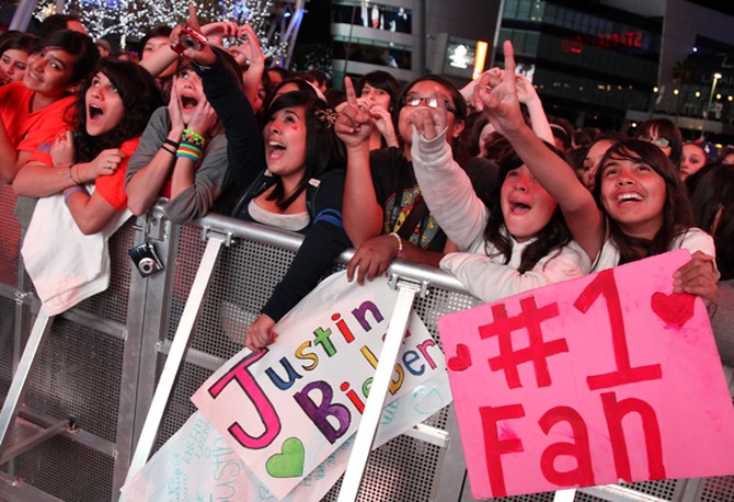 Fans go crazy for Justin Bieber