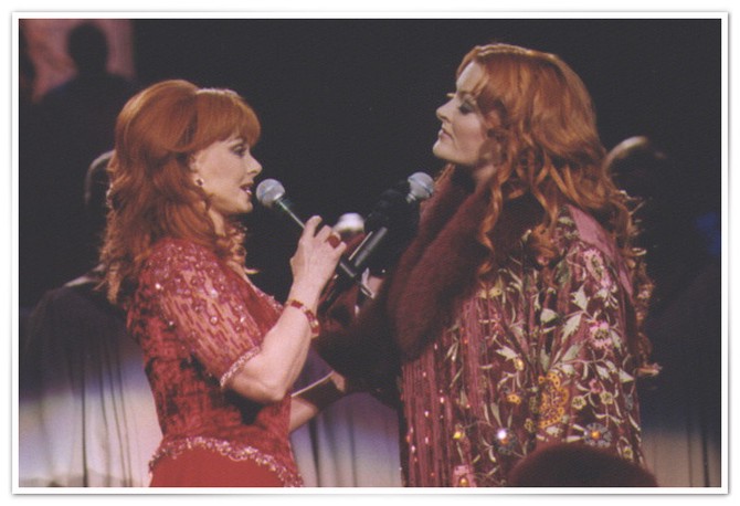The Judds sing together in 1999.