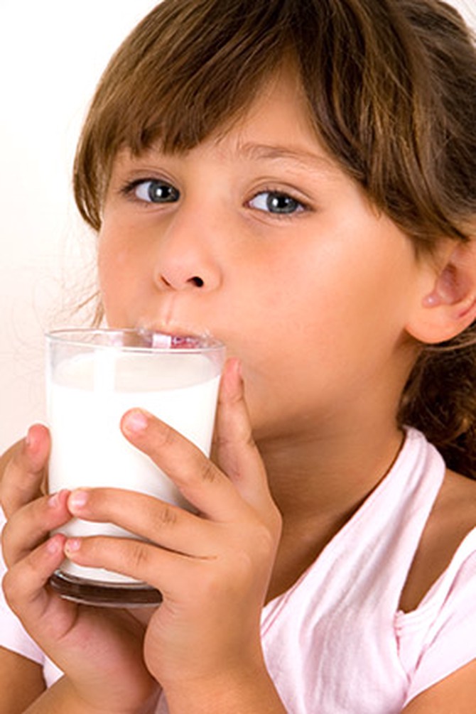 Пьет молоко на английском. Фотосессия со стаканом молока. Девушка со стаканом молока. Девочка подросток молоко. Девочки с молочком.