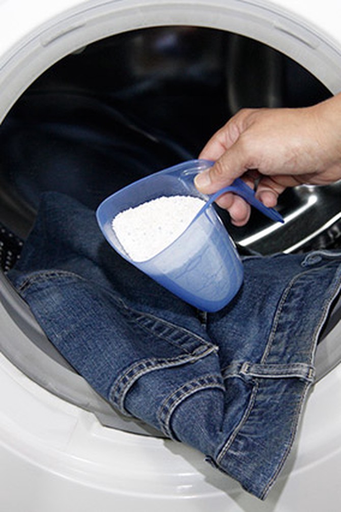 Можно ли в стиральную машину добавлять соду. Стирка джинсы в стиральной. Джинсы стирка в стиральной машине. Стирка машина автомат. Застиранные джинсы.