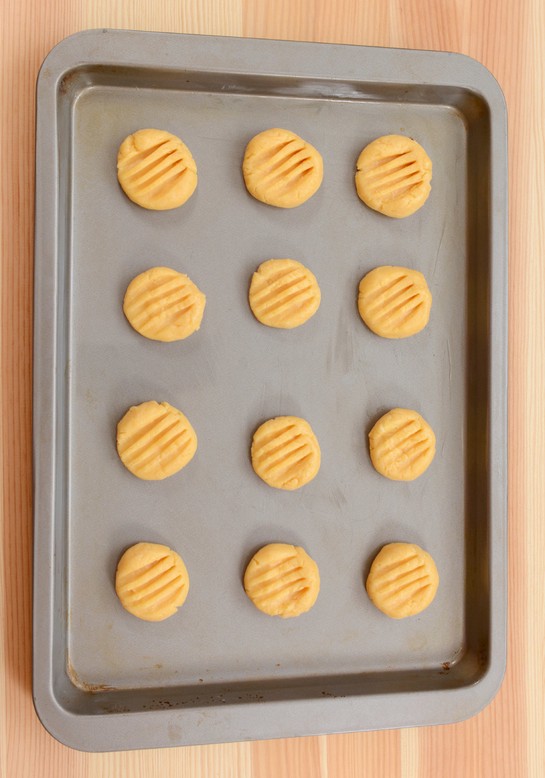 grease cookie sheet