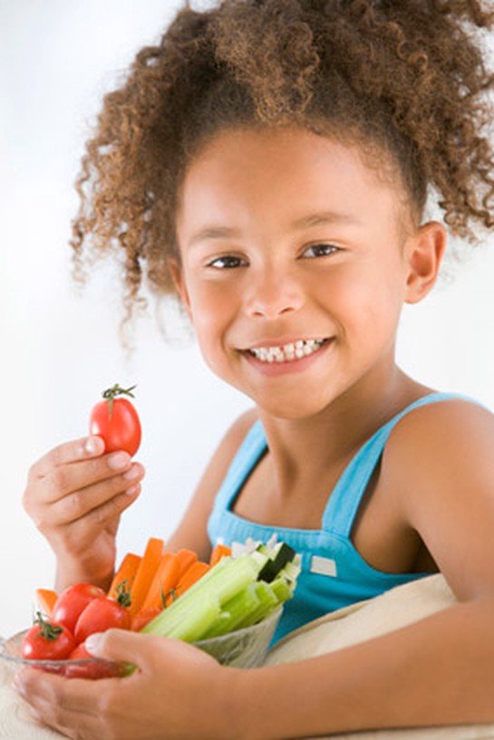 Young girl eating vegetables and crudite