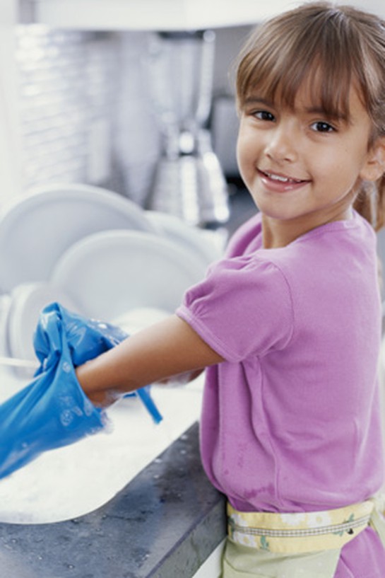 girl doing dishes