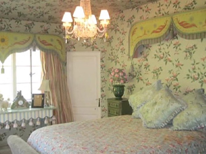 Kirstie Alley's floral bedroom