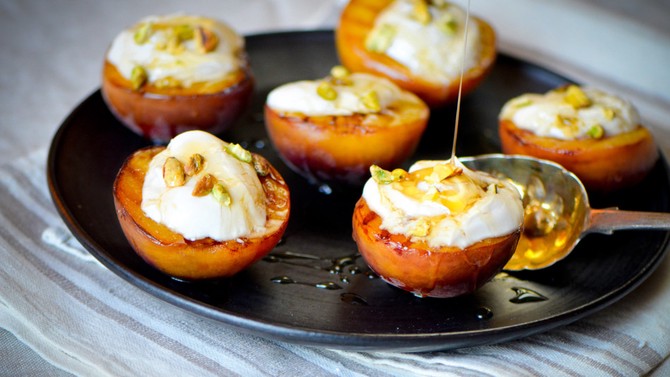 peaches with yogurt and pistachios