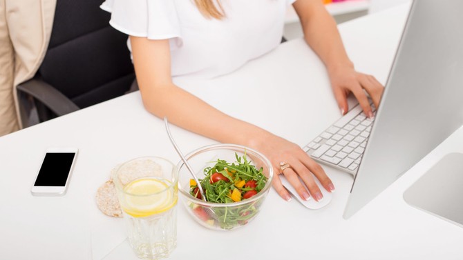 desk lunch healthy habits