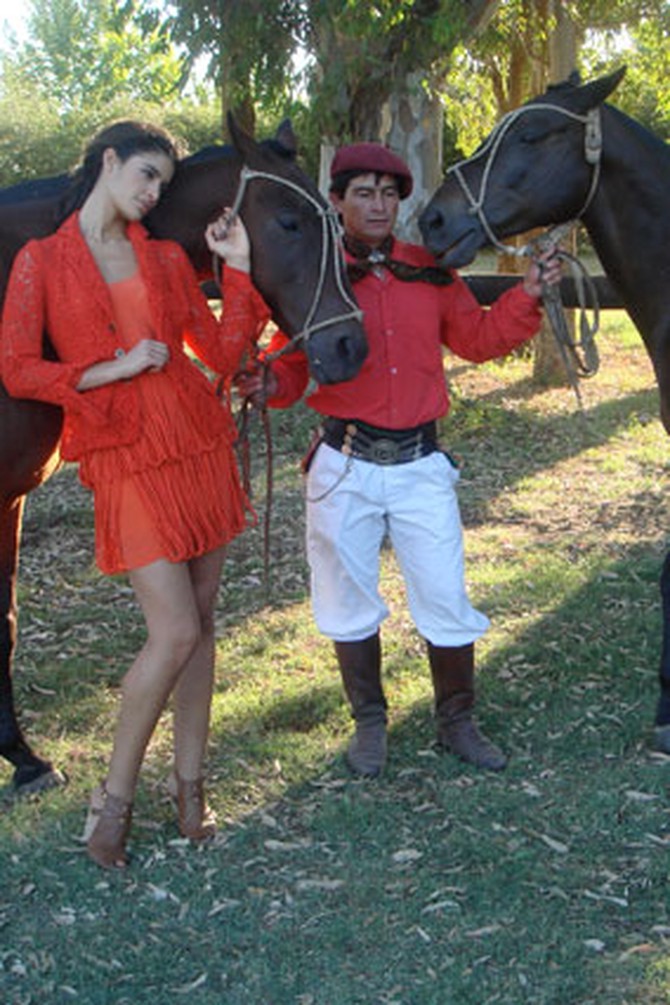 Model Jessica Clark and a Gaucho on the Estancia El Rocio
