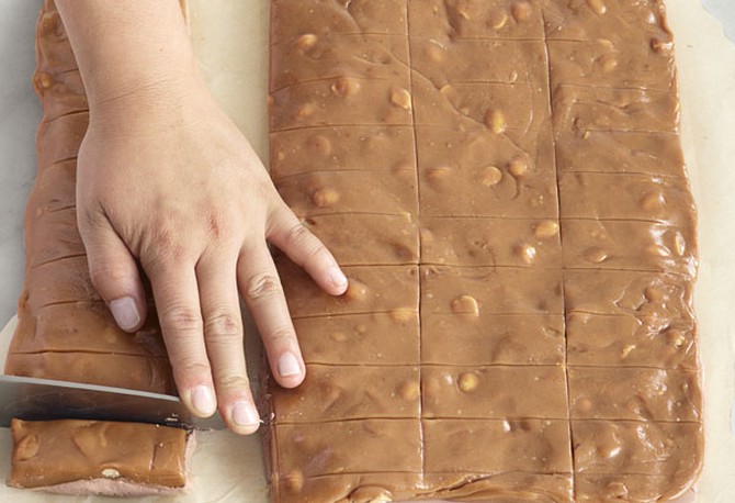 Cutting nougat and caramel into bars