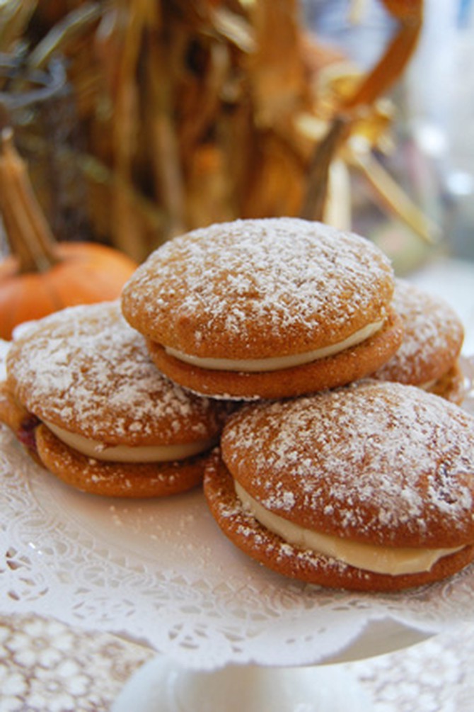 Whoopie pies with powdered sugar