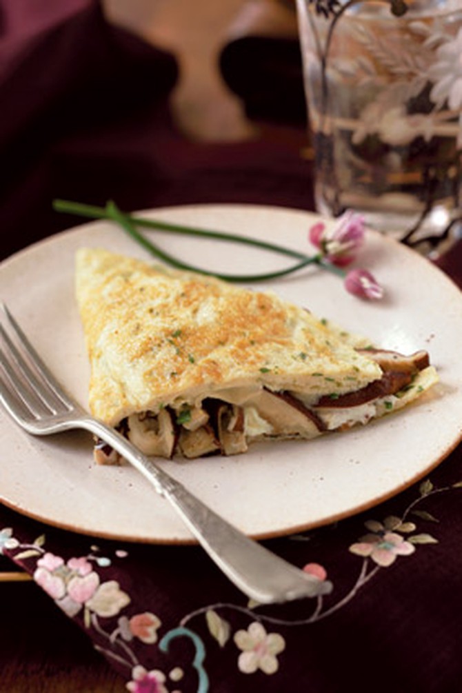Pastel Omelet with Mushrooms, Goat Cheese and Fresh Herbs
