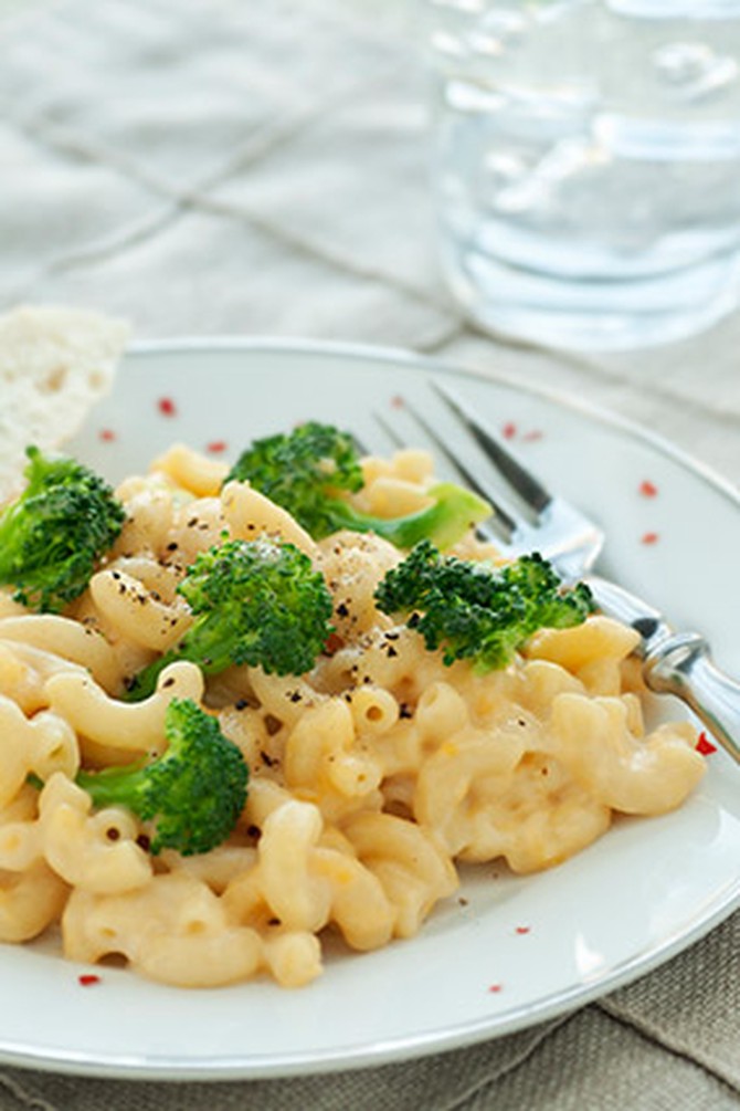 Macaroni and cheese with broccoli