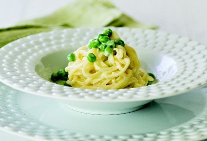 Low-Fat Spaghetti Carbonara Pasta with Peas