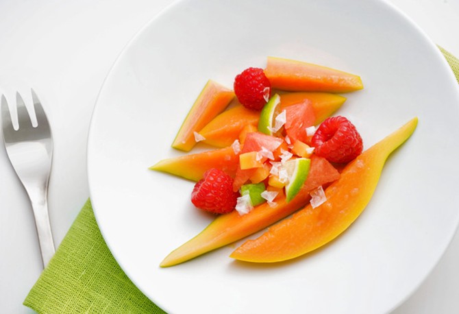 Salad of papaya and raspberries