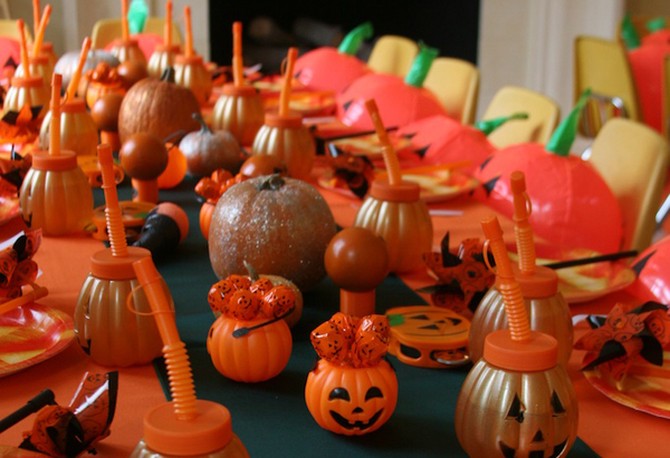 Table with pumpkin party decorations