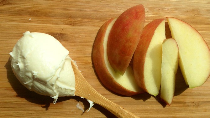 Apples with cream cheese