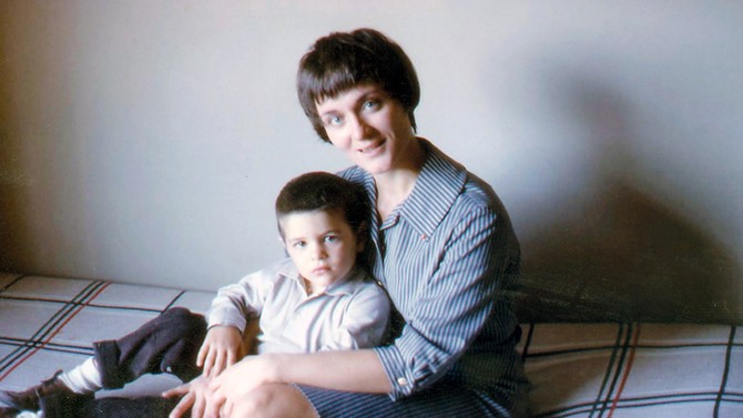 Mehmet Oz as a child with his mother in Istanbul, Turkey