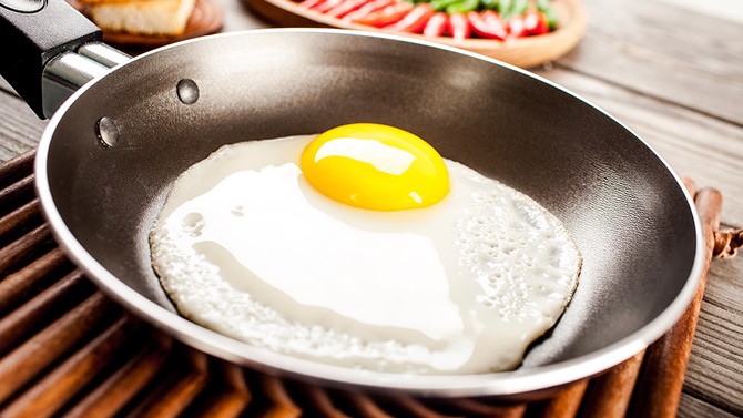 How to fry eggs