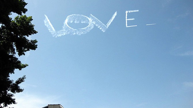 messages written in the sky by planes