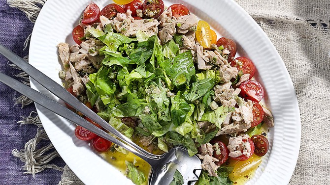 Romaine salad with tuna, tomatoes, and olives
