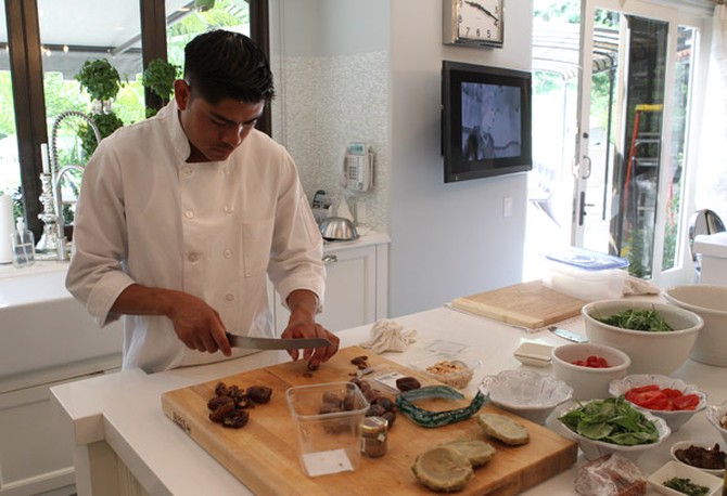 A chef prepares food for Oprah Winfrey and the Kardashians