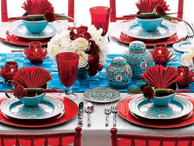 Red, blue and gold table setting