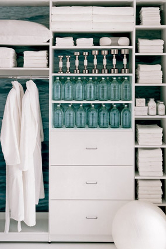 To complete the spa room, an ample closet houses bathrobes, towels, dumbbells, water and spa products.