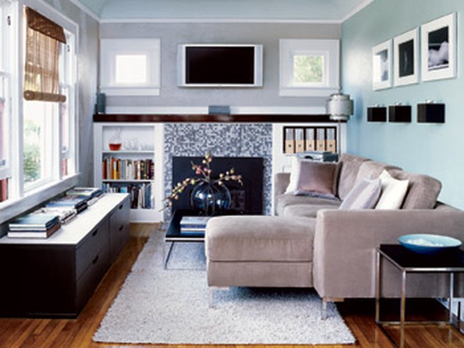 The living room's pale, cool colors give an impression of airiness.