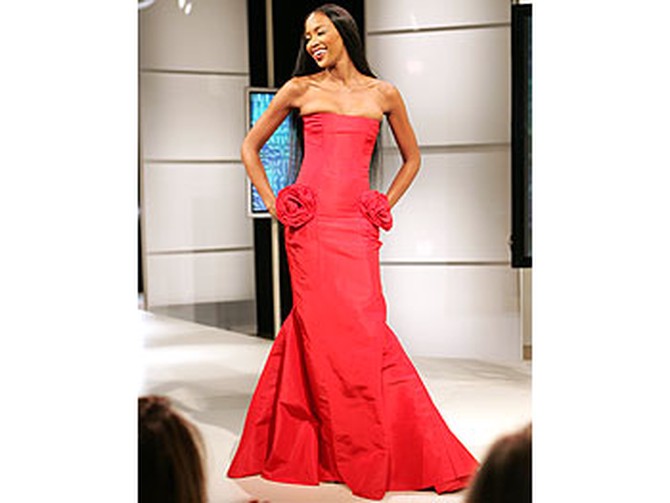 Naomi Campbell stops the show in Valentino red.