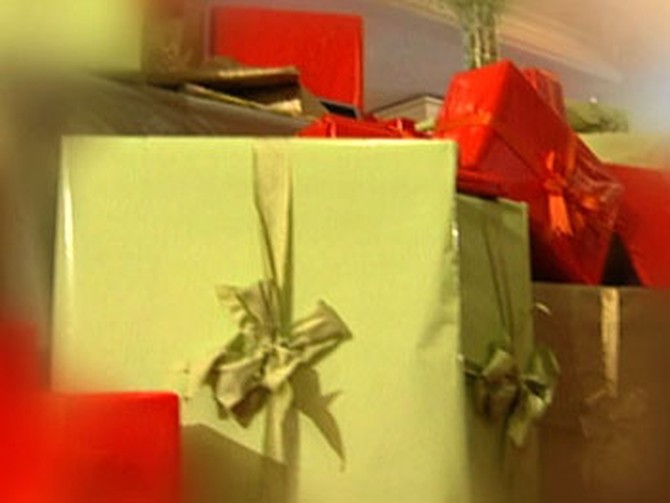 Wrapping gifts in color scheme