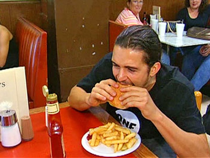 Orlando Bloom chows down on a Wagner burger.
