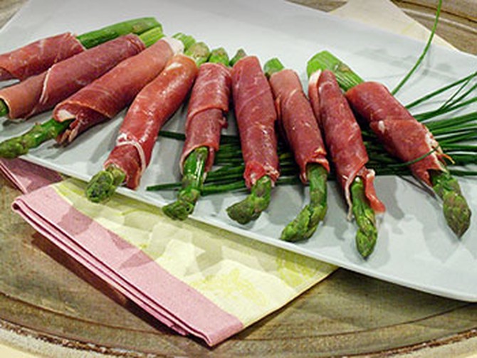 Prosciutto-Wrapped Asparagus Spears