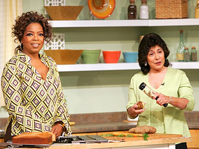 Annette demonstrates the Veggie Peel for Oprah.