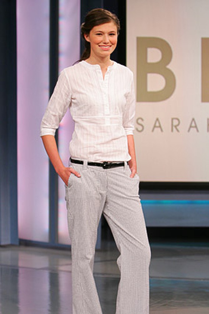 Seersucker pants are paired with a 3/4-sleeve blouse.
