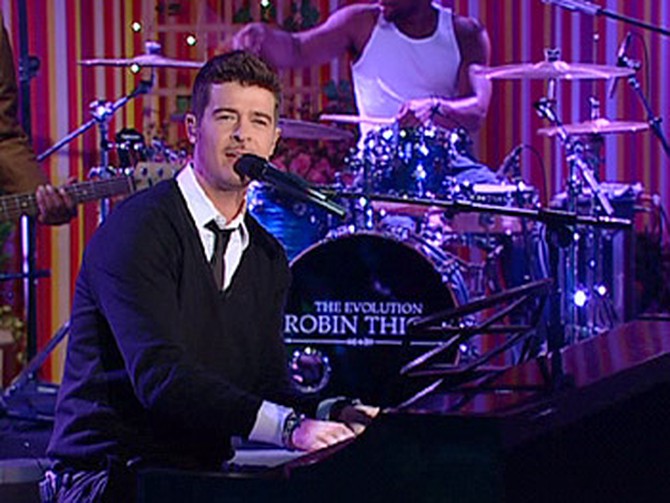 Robin Thicke performs 'Complicated.'