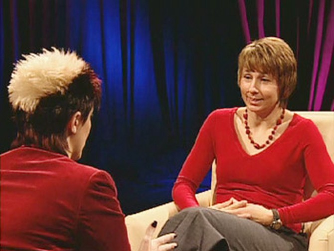 Psychic medium Lisa Williams tries to read a skeptic.