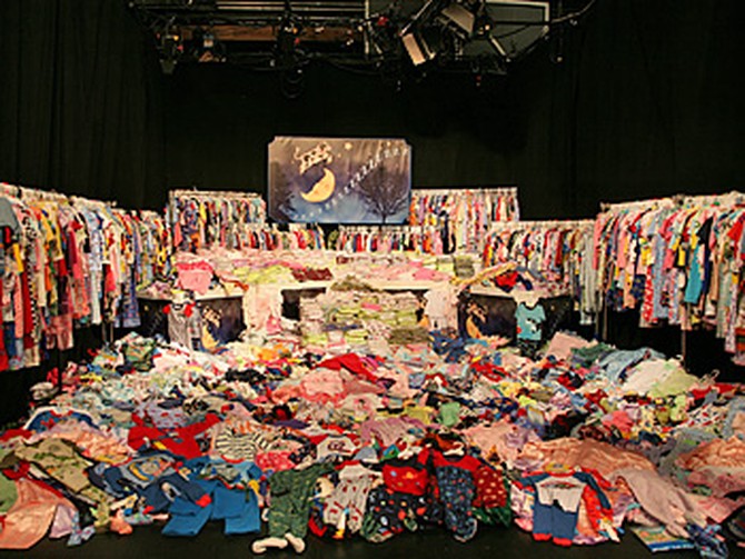 The audience collected 32,046 pairs of pajamas for needy children.