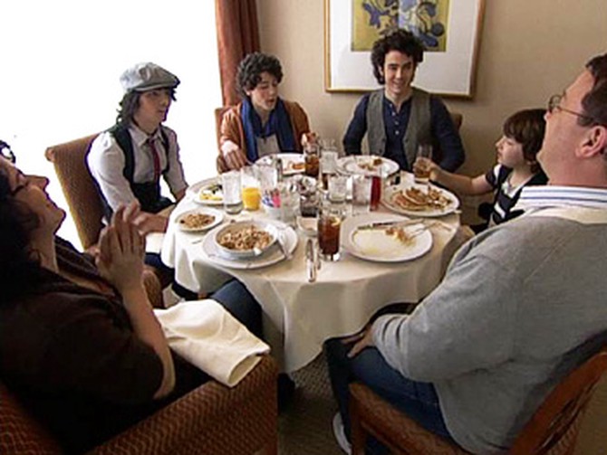 The Jonas family eats breakfast together.