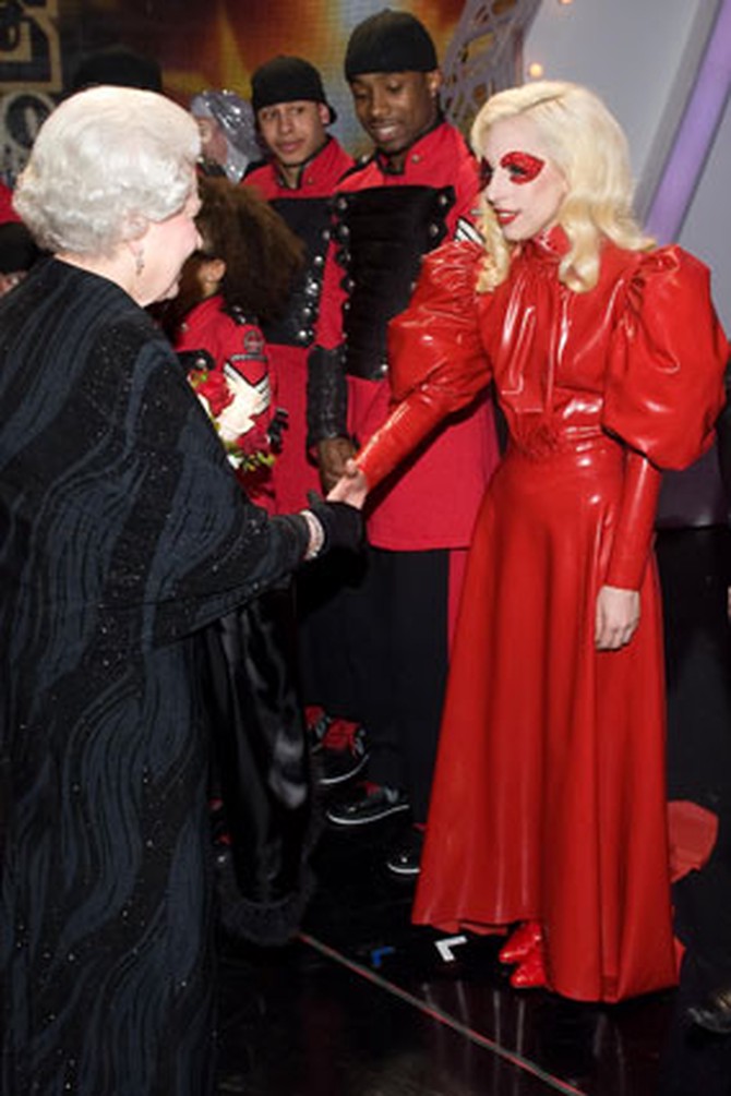 Lady Gaga's Queen Elizabeth outfit