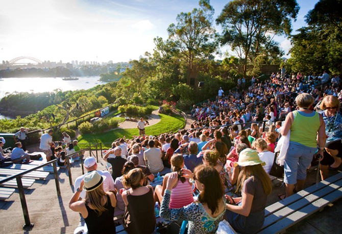 Oprah's Ultimate Viewers are entertained with The Bird Show at Taronga Zoo.