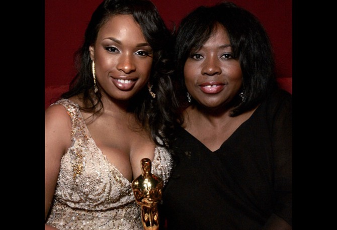 Jennifer Hudson holding her Academy Award with her mother in 2007