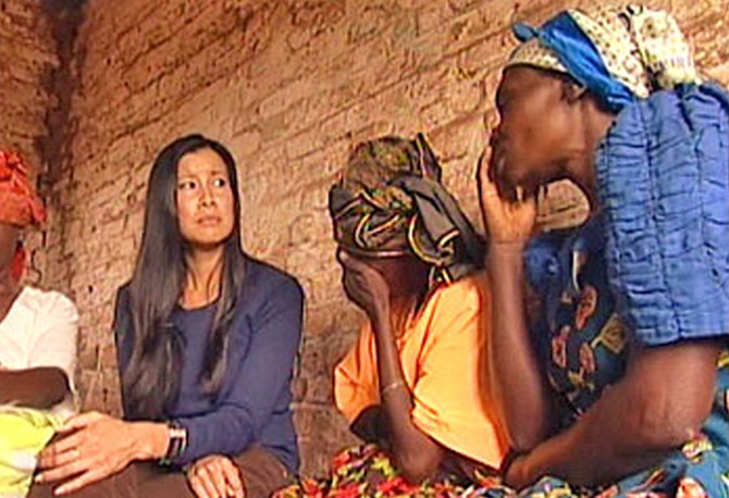 Lisa Ling and Congolese women